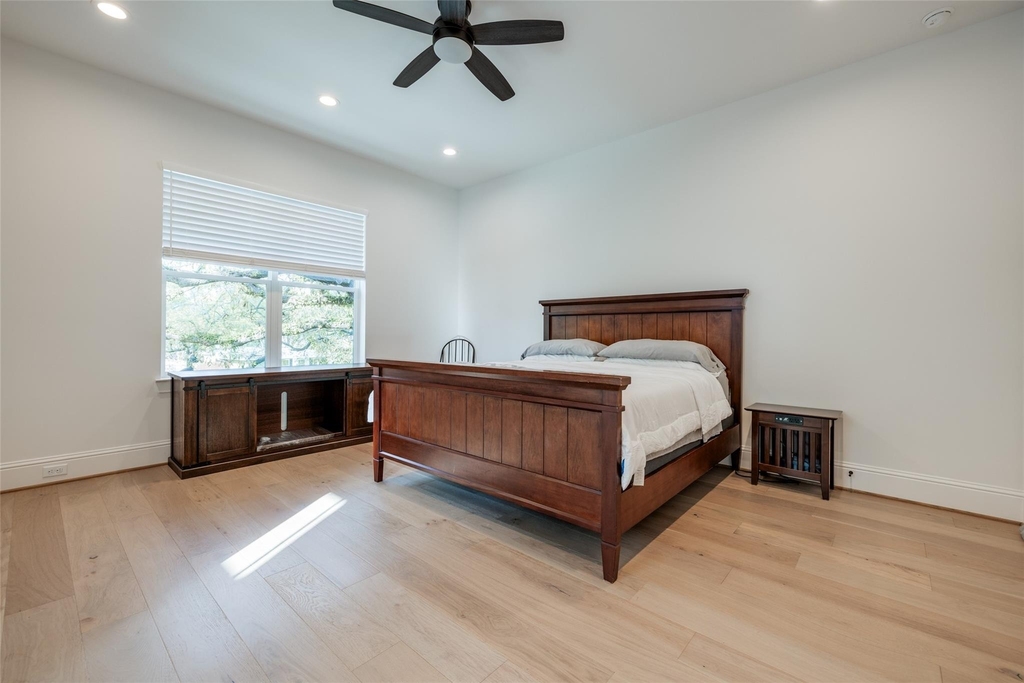 907 W 43rd Street - Photo 24