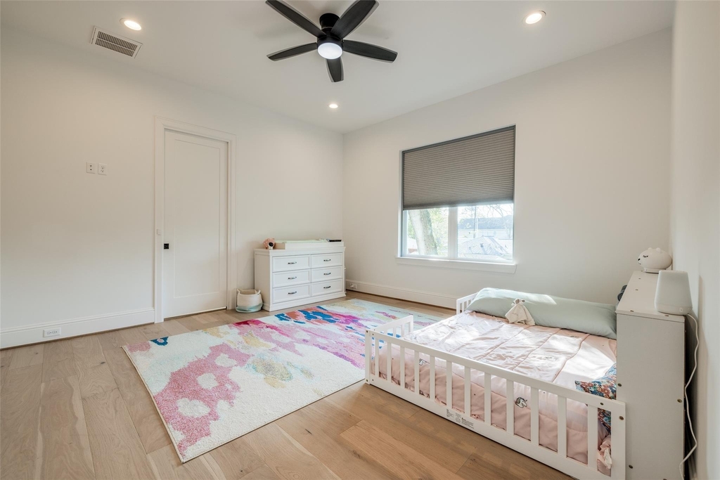 907 W 43rd Street - Photo 29