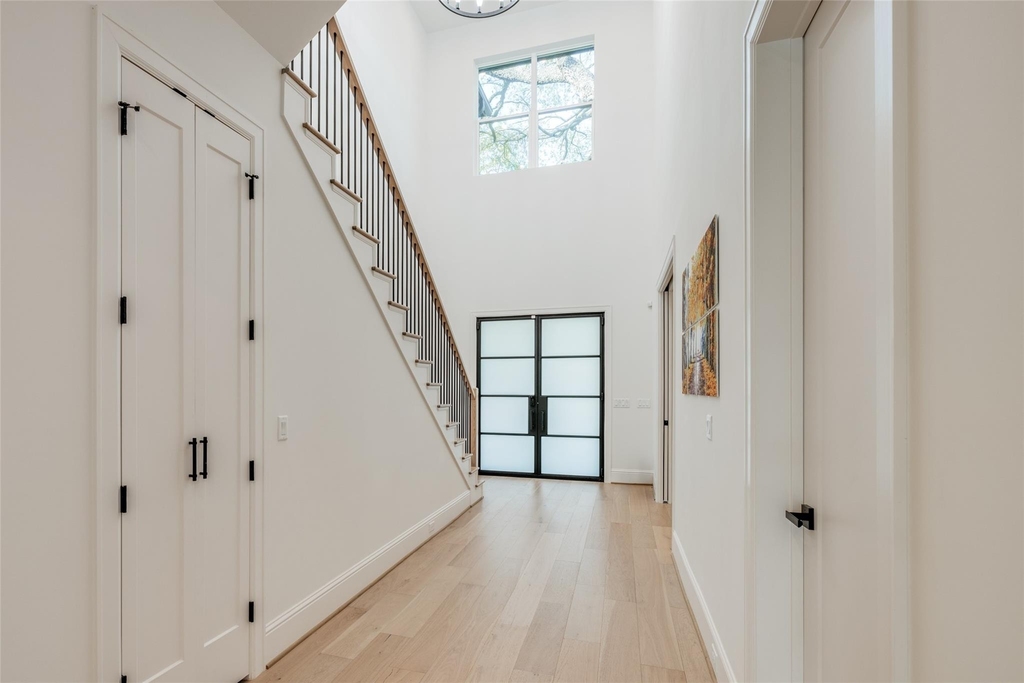 907 W 43rd Street - Photo 38
