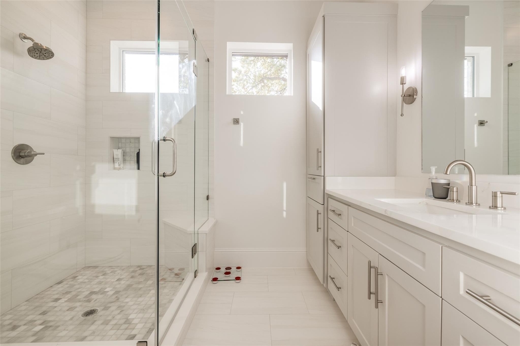 907 W 43rd Street - Photo 25