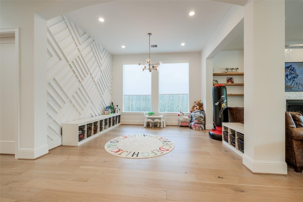 907 W 43rd Street - Photo 12