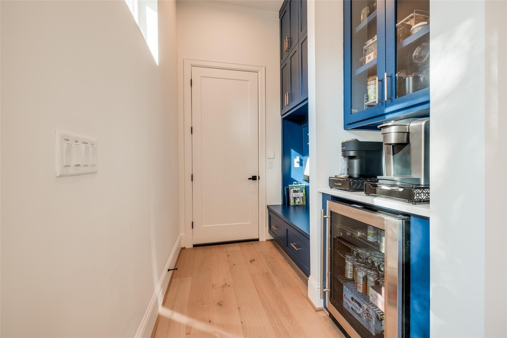907 W 43rd Street - Photo 10