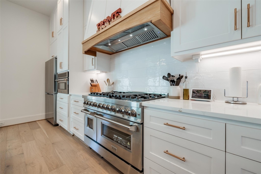 907 W 43rd Street - Photo 8