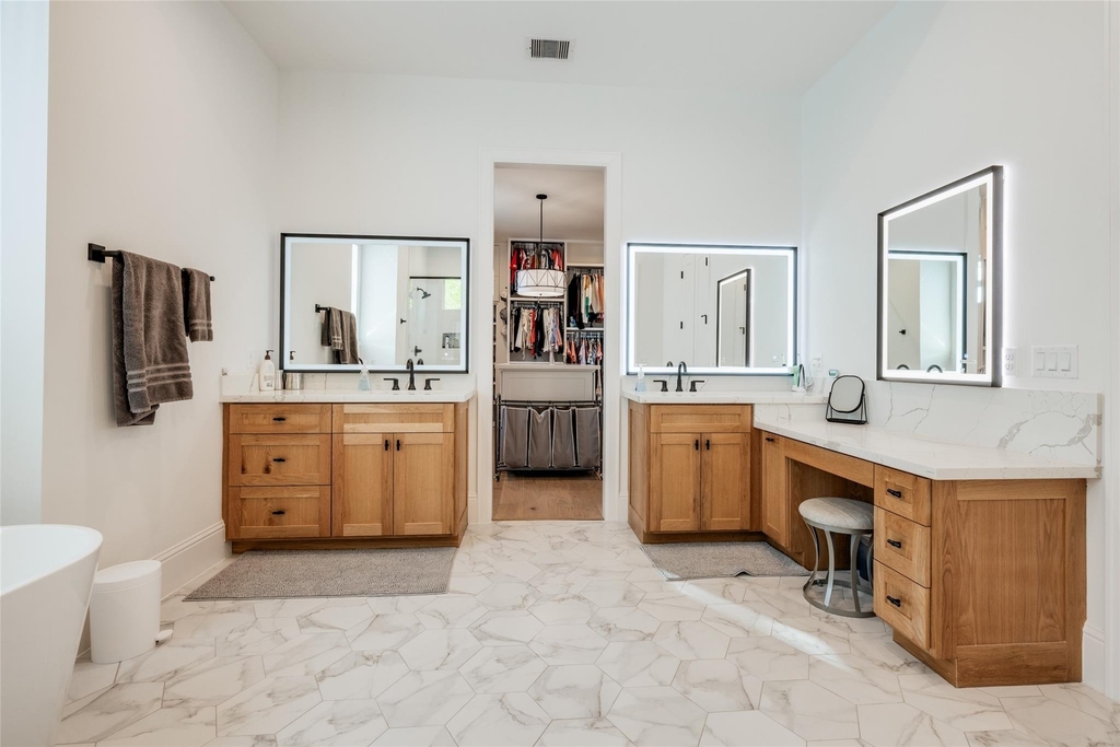 907 W 43rd Street - Photo 19