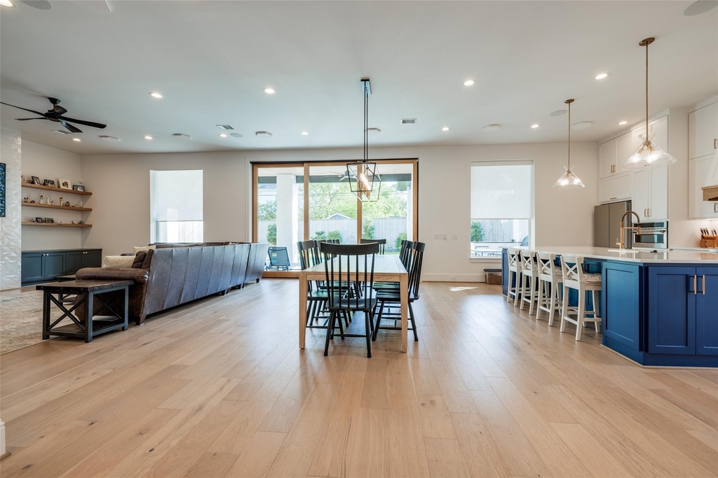 907 W 43rd Street - Photo 4