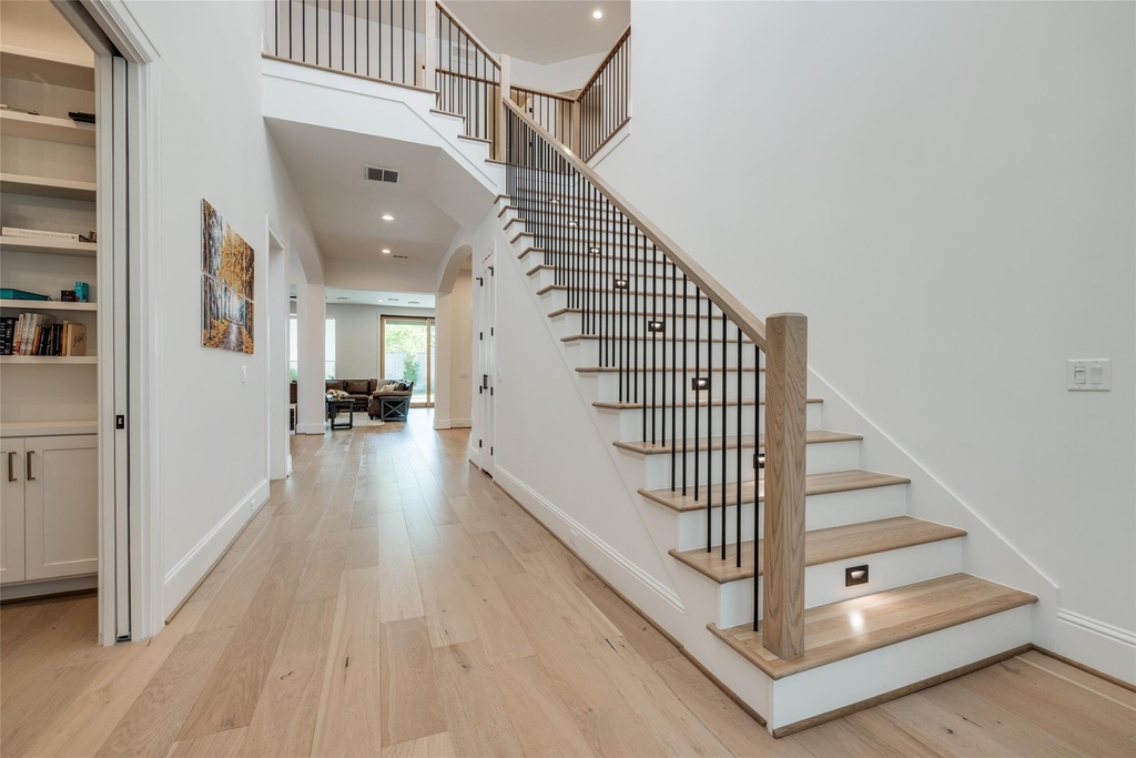 907 W 43rd Street - Photo 15