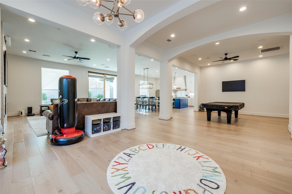 907 W 43rd Street - Photo 11