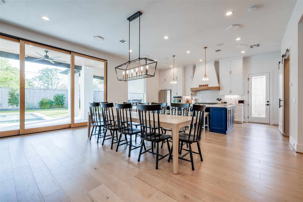 907 W 43rd Street - Photo 5