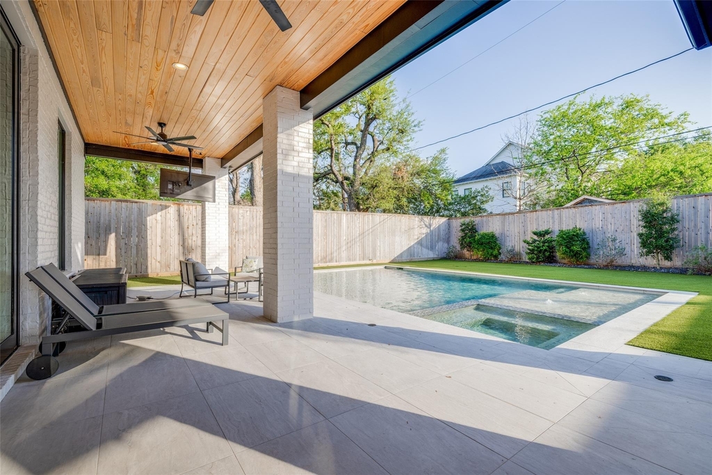 907 W 43rd Street - Photo 33