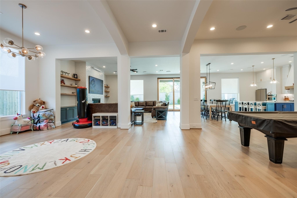 907 W 43rd Street - Photo 13
