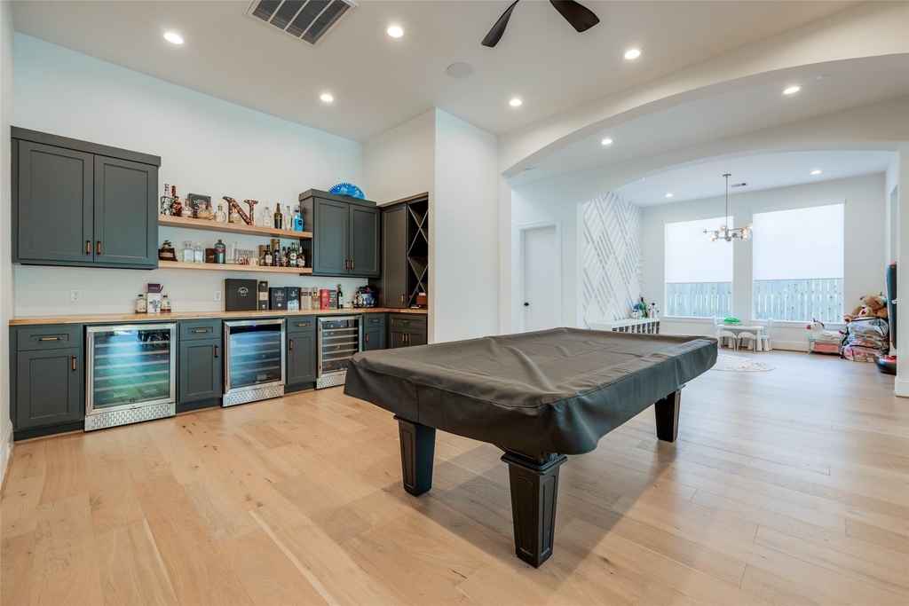 907 W 43rd Street - Photo 14