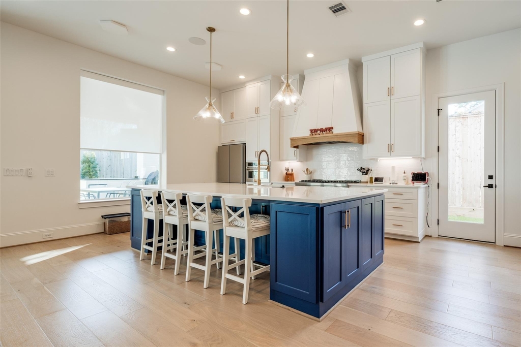 907 W 43rd Street - Photo 6