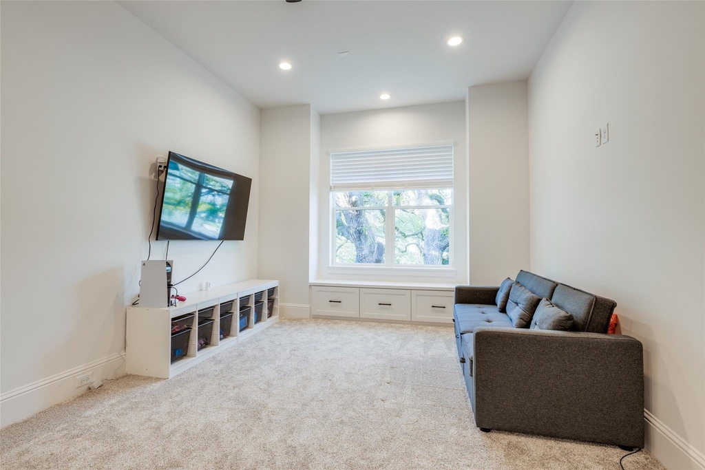 907 W 43rd Street - Photo 30