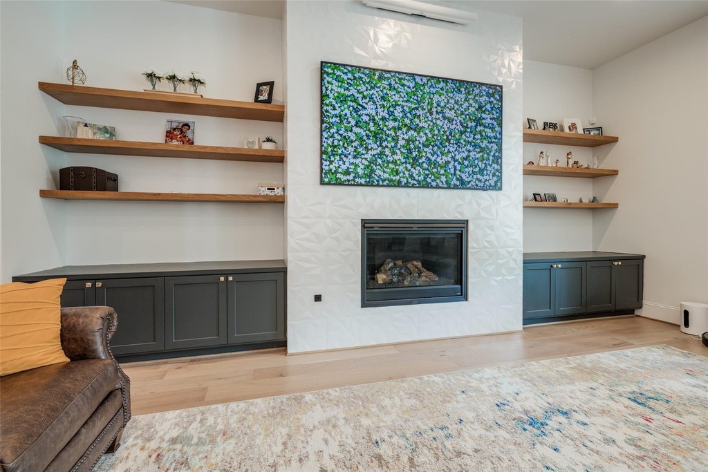 907 W 43rd Street - Photo 2