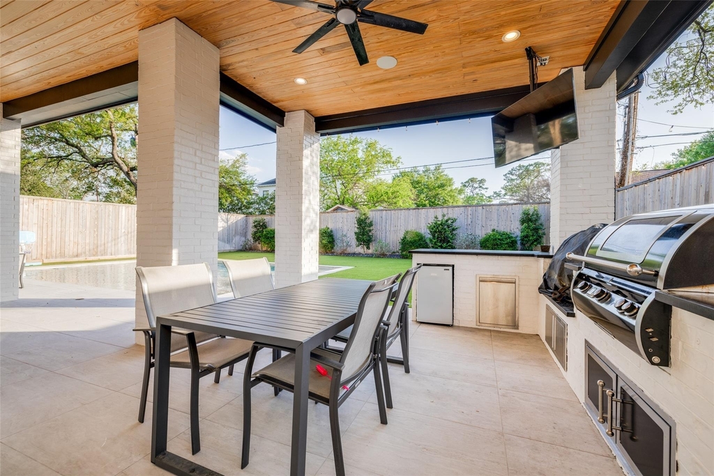 907 W 43rd Street - Photo 35