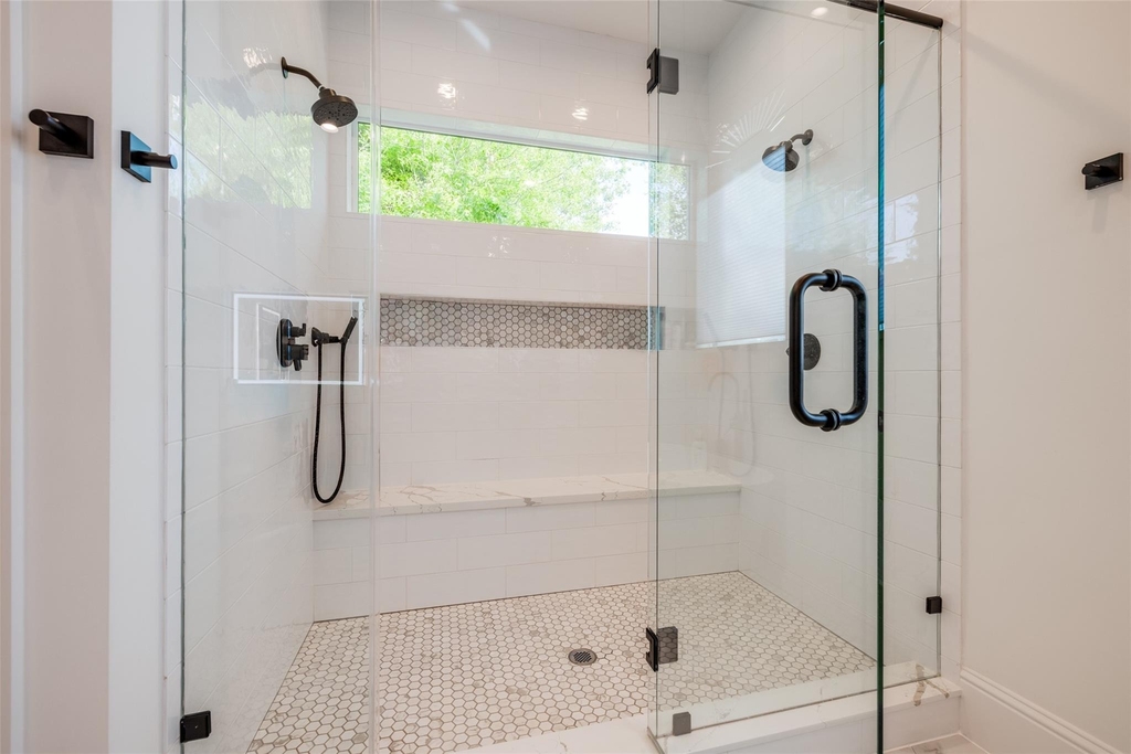 907 W 43rd Street - Photo 20