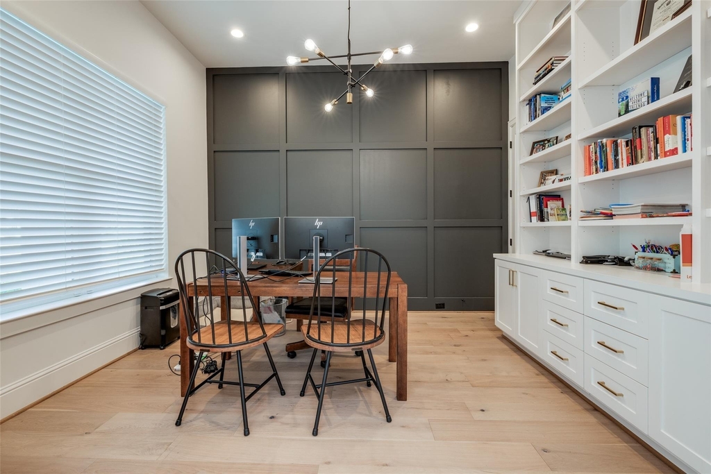 907 W 43rd Street - Photo 32