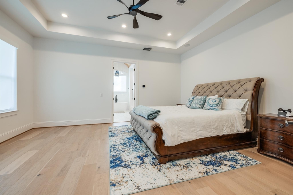 907 W 43rd Street - Photo 17