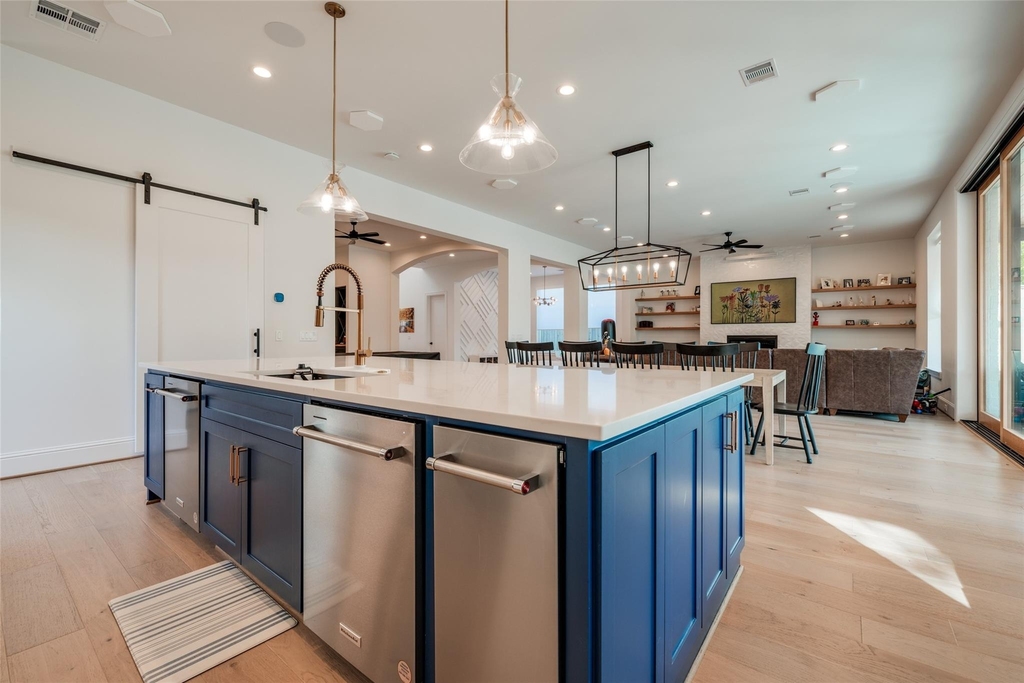 907 W 43rd Street - Photo 9