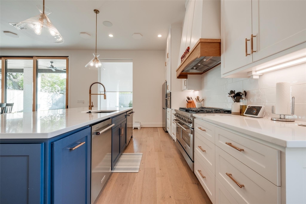 907 W 43rd Street - Photo 7