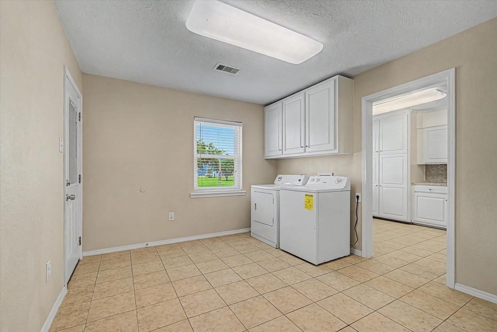 827 Pickney Avenue - Photo 32
