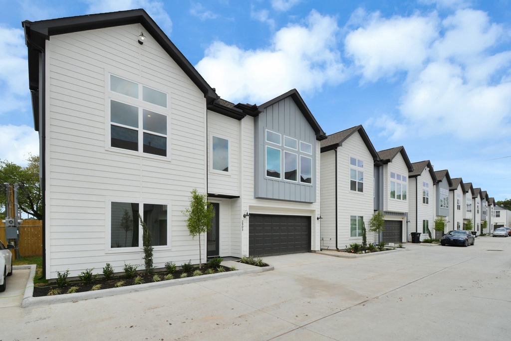 2903 Sherwood Green Lane - Photo 3