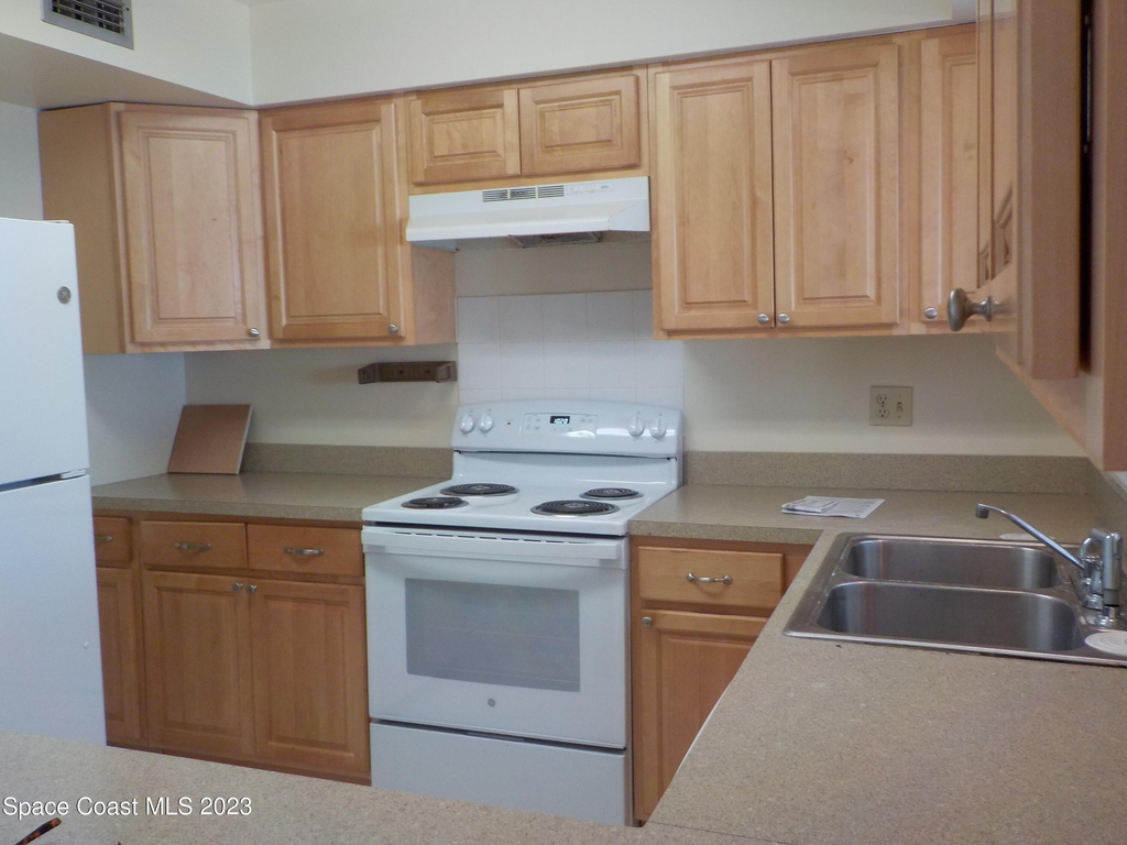 636 Hampton Drive Ne - Photo 3