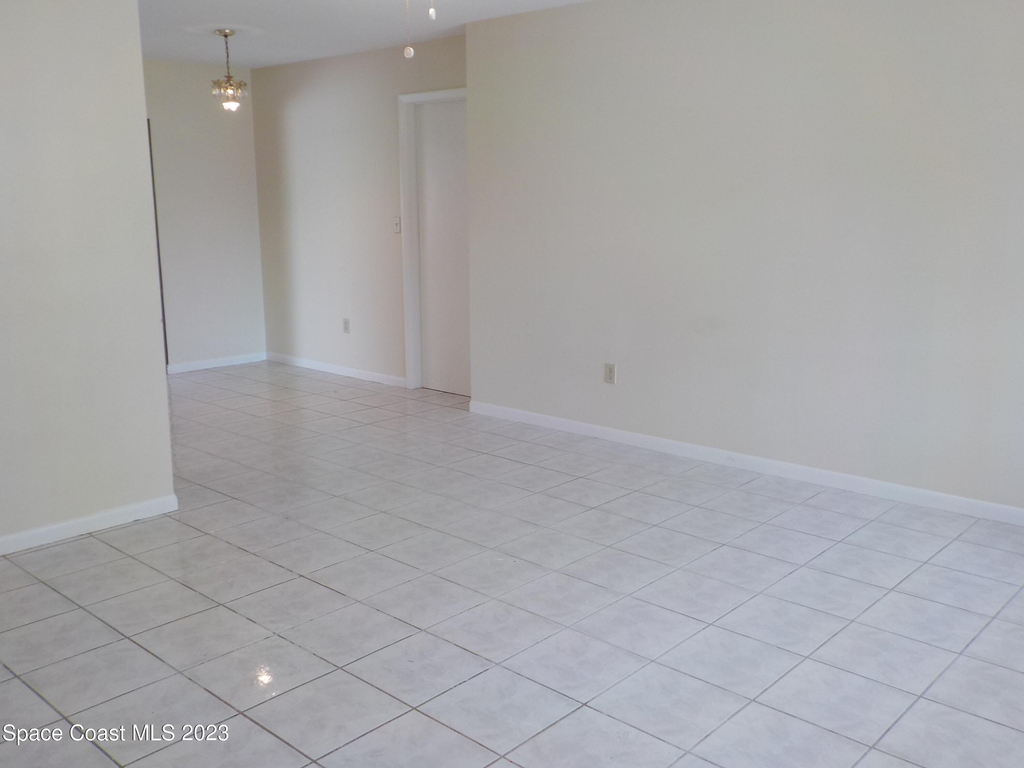 636 Hampton Drive Ne - Photo 2