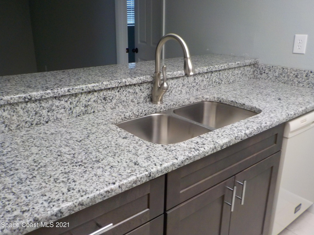 1617 Ne Sunny Brook Lane Ne - Photo 3