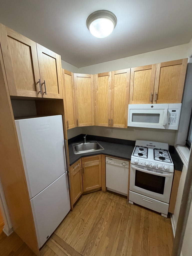 East 82nd Street  - Photo 4