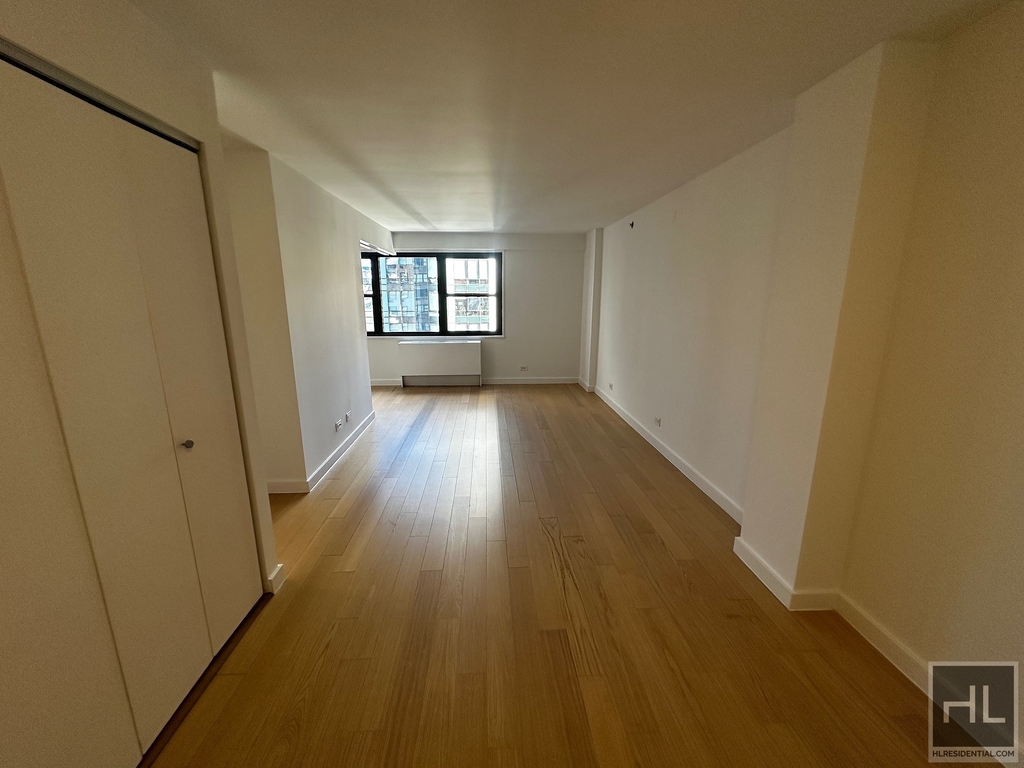 East 39th Street - Photo 0