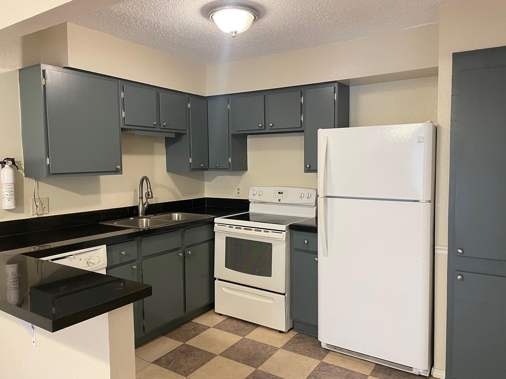4310 Mount Vernon Street - Photo 0
