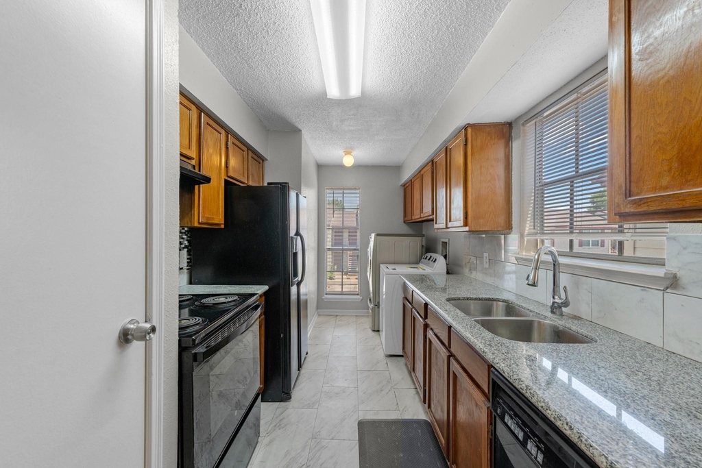 2120 El Paseo Street - Photo 2