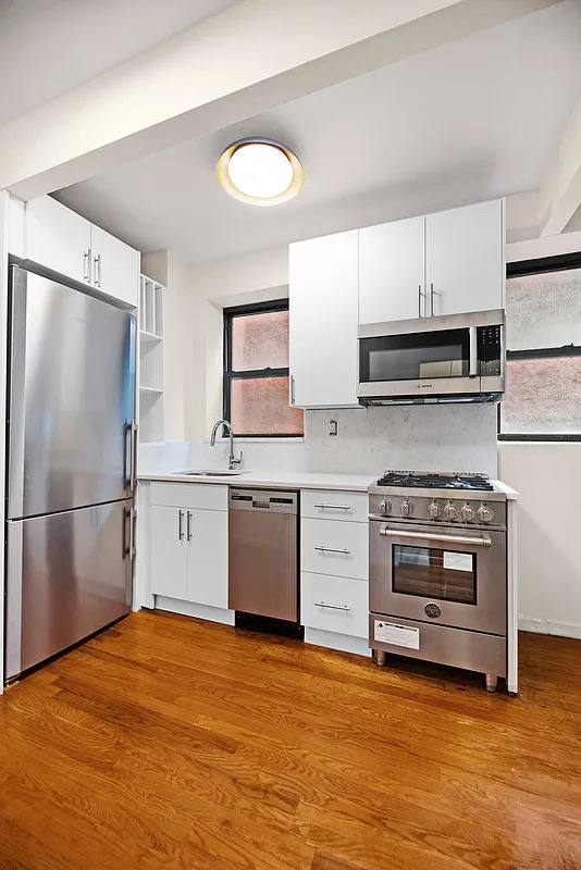 226 East 25th Street - Photo 1