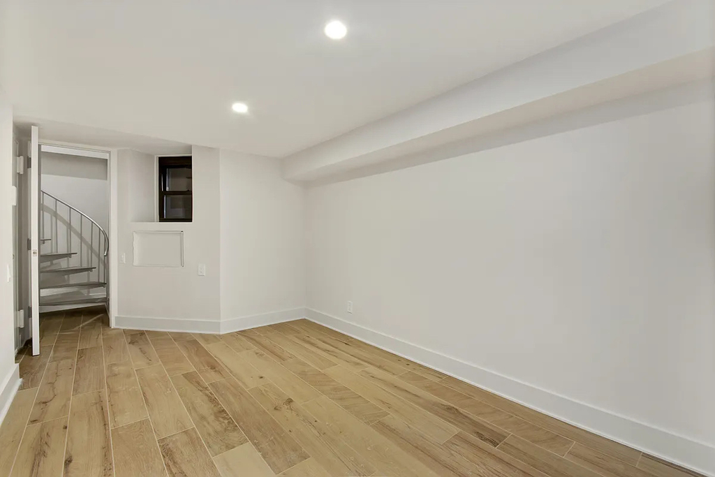 226 East 25th Street - Photo 5