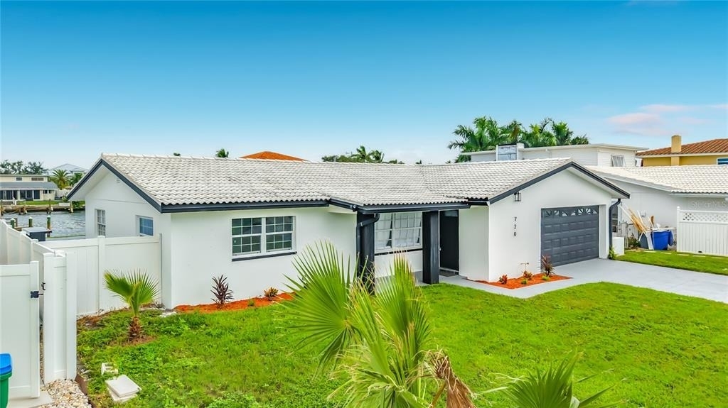 720 Capri Boulevard - Photo 2