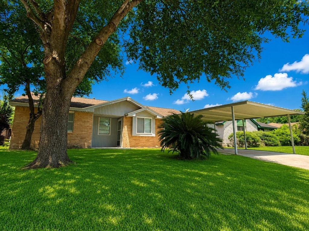 723 Onaleigh Drive - Photo 0