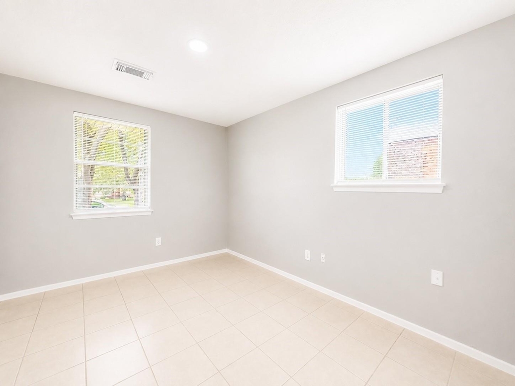 723 Onaleigh Drive - Photo 4