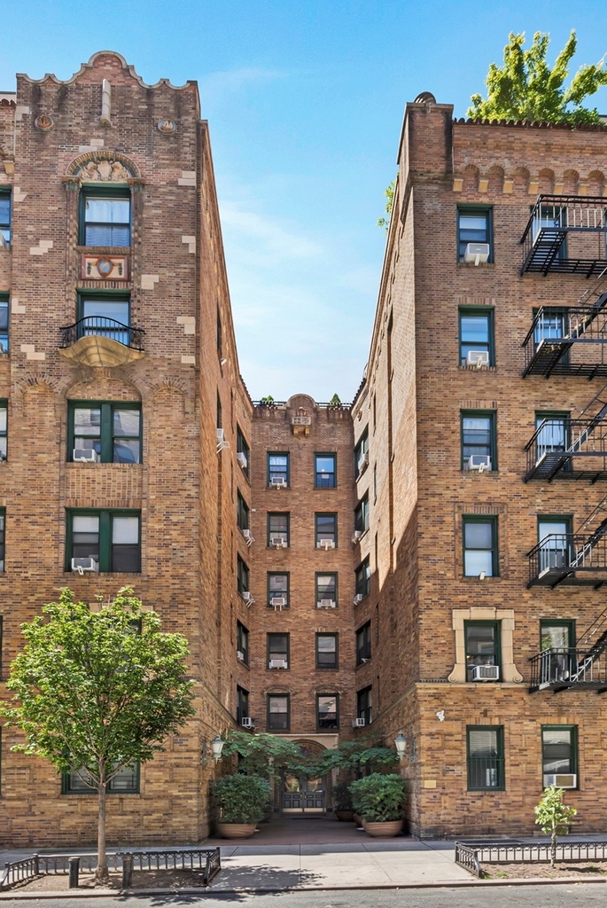 East 70th Street - Photo 14