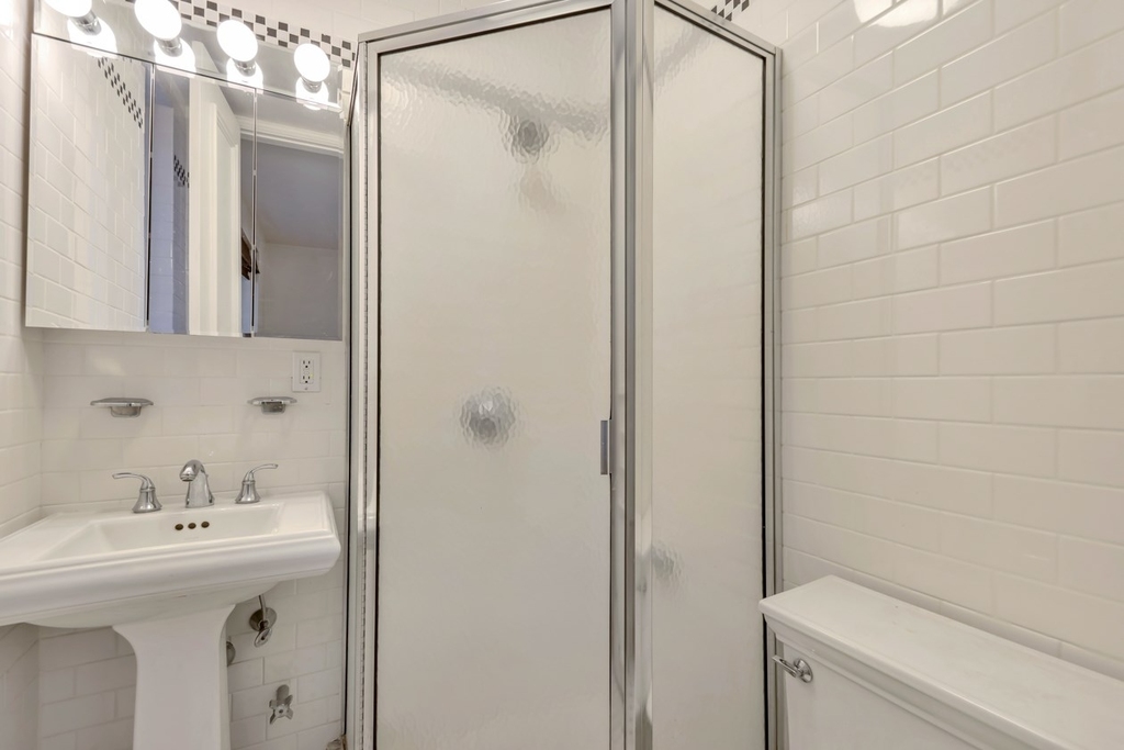 East 70th Street - Photo 4