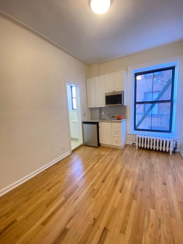 W 72nd St - Photo 1