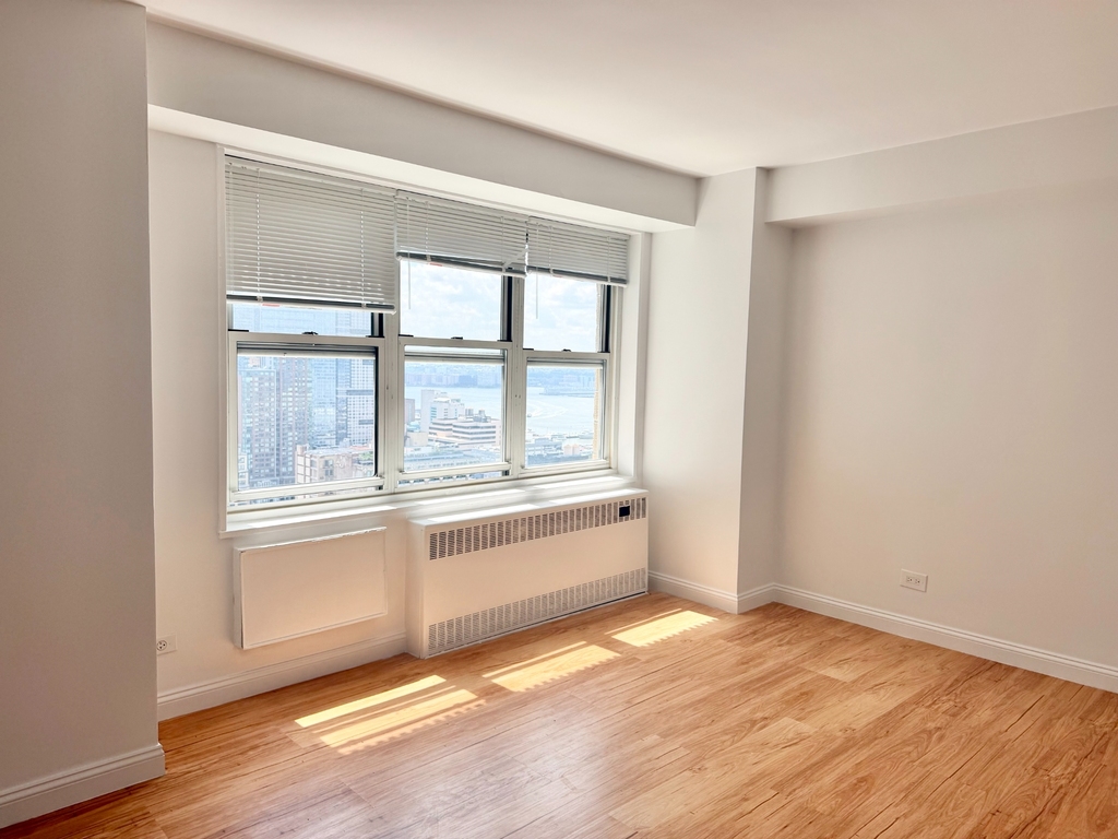 747 10th Avenue - Photo 5