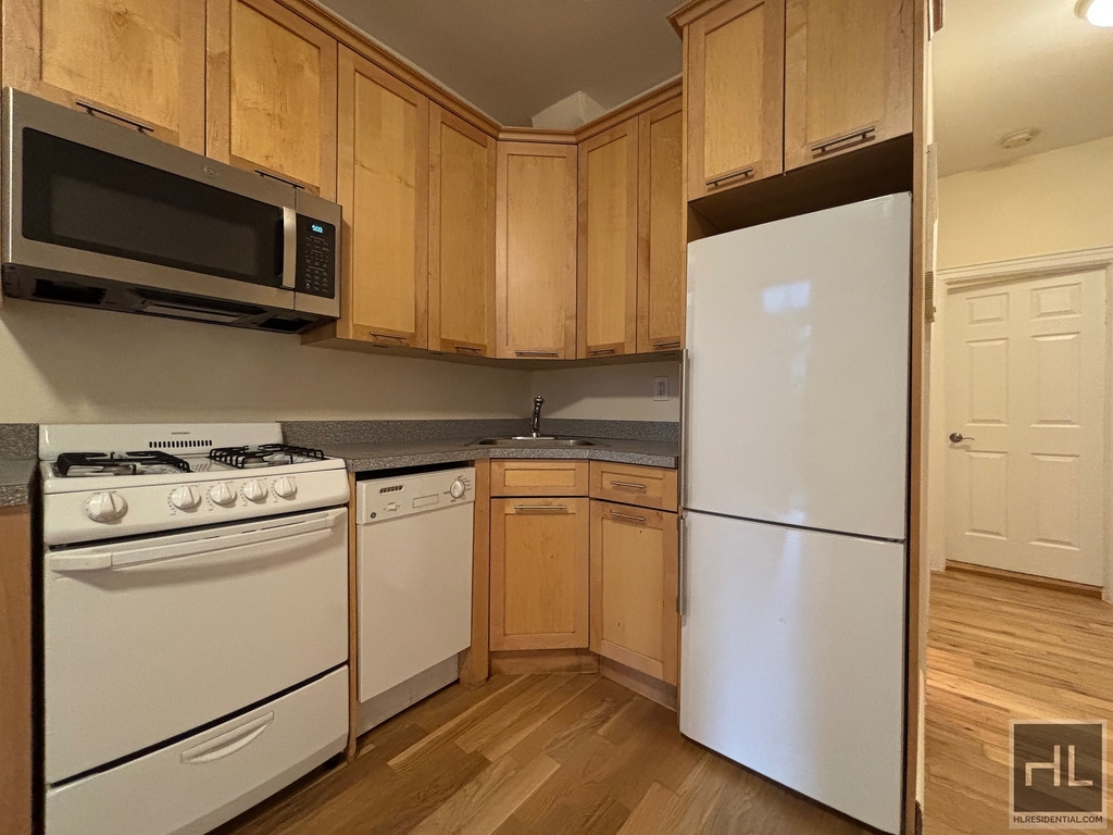 East 89 Street - Photo 2