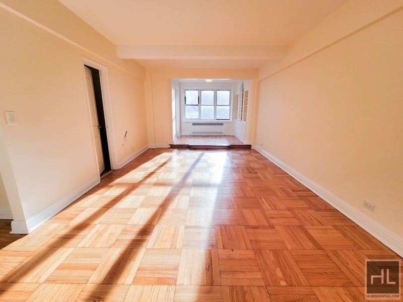 East 56 Street - Photo 0