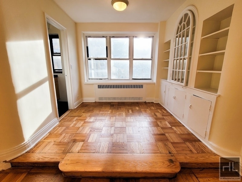 East 56 Street - Photo 1