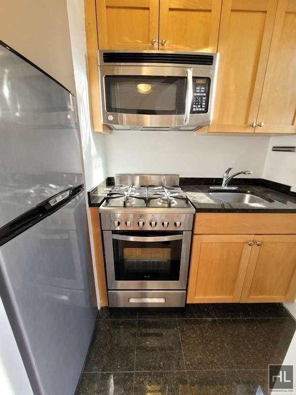 East 56 Street - Photo 2
