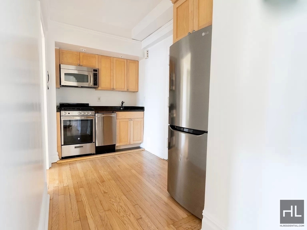 East 68 Street - Photo 2