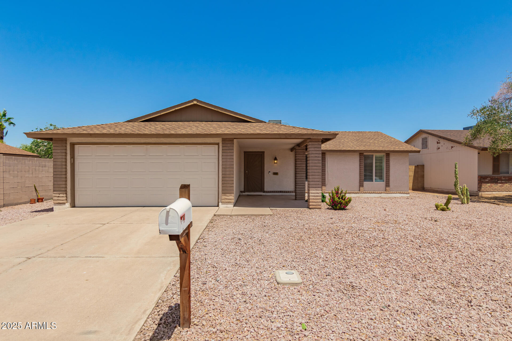 1512 W Mariposa Drive - Photo 0