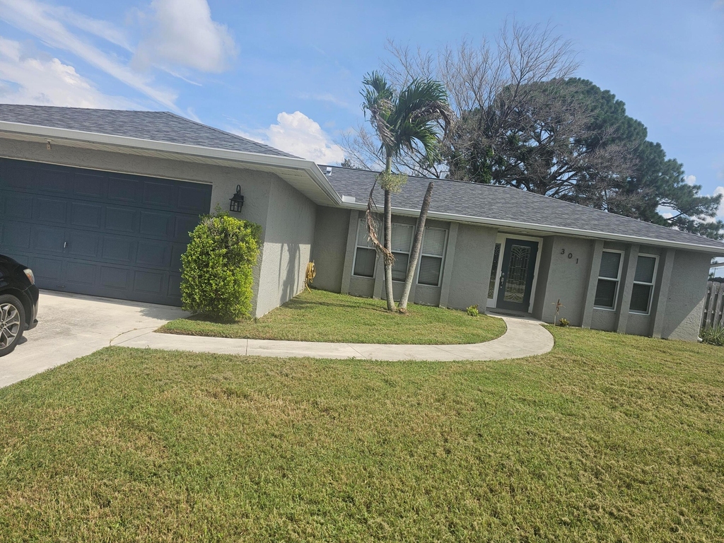 301 Sw Violet Avenue - Photo 1