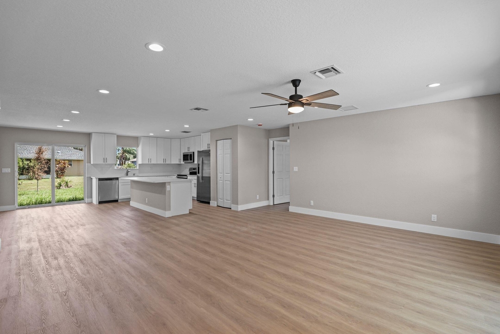 4611 Sunset Boulevard - Photo 2